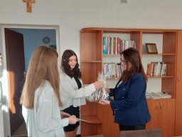 Rok szkolny 2025-2026 - 063 - Udalismy sie z zyczeniami swiatecznymi do Przyjaciol SP5